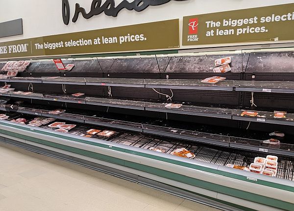 Prateleiras vazias de supermercado