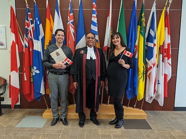 Eu e Bethania com o juiz que concede a cidadania