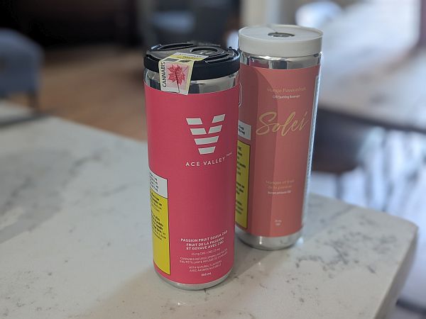 Duas latinhas de bebidas com CBD