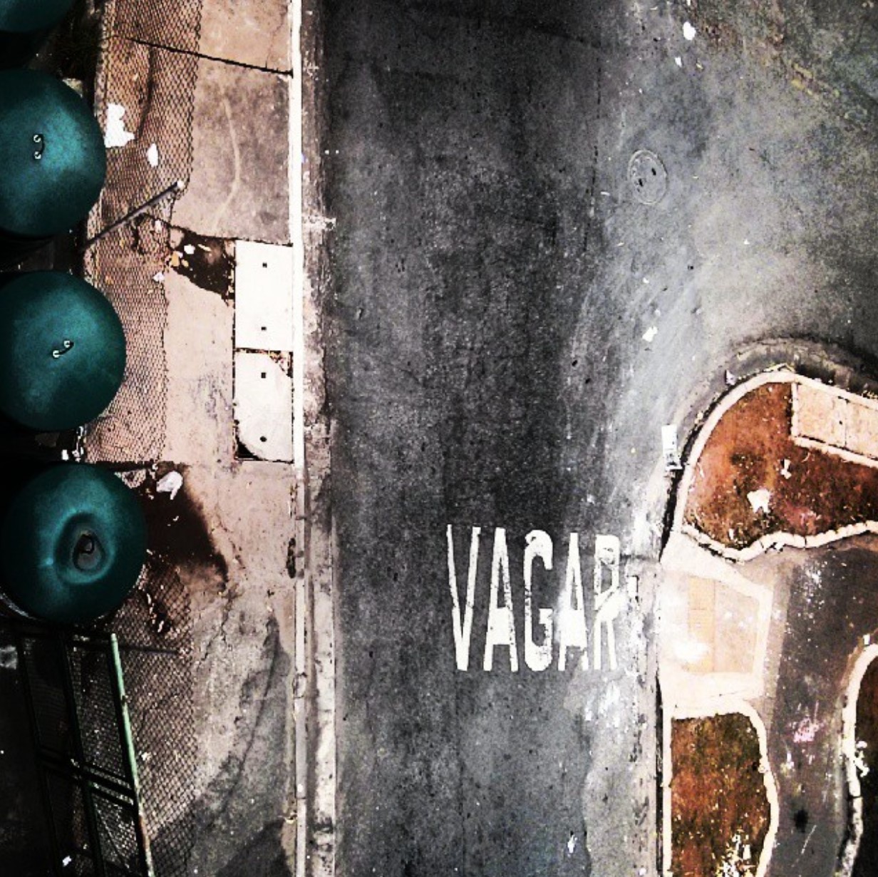 Rua com a pintura de "devagar" no asfalto, mas sem as duas primeiras letras