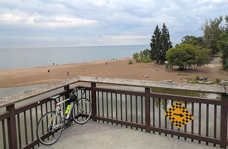 Bicicleta parada no peitoril da passarela sobre o Rouge River