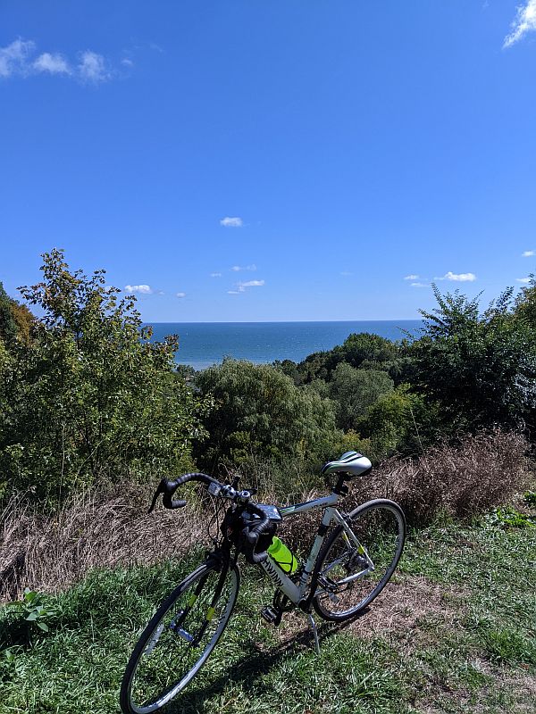 Bicicleta parada numa trilha próxima aos Scarborough Bluffs