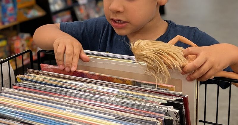 Tom comprando discos