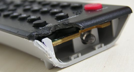 Controle remoto semidestruido por mordidas