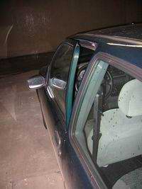 Porta do carro semi-arrombada