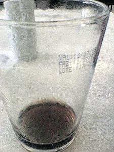 Copo do restaurante, com a data de validade visível