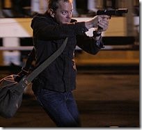 Jack Bauer, arma em punho, e sua bolsa