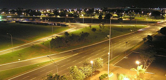 Eixo Monumental em Brasília, vazio Eixo Monumental em Brasília, completamente vazio à 1 da manhã