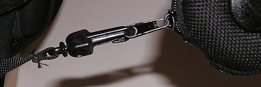 Bolsa dos fones presa na mochila