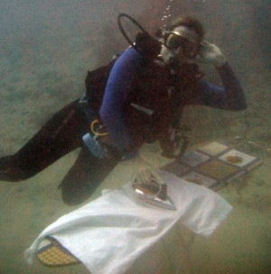 Moça passando a ferro debaixo d\'água