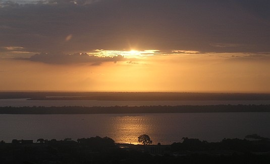 Pôr do sol sobre o Rio Amazonas