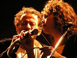 Tom Zé e a backing vocal