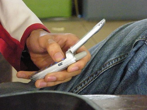 Updating Twitter (by Balleyne on Flickr)